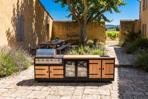 Outdoor Kitchen with BBQ